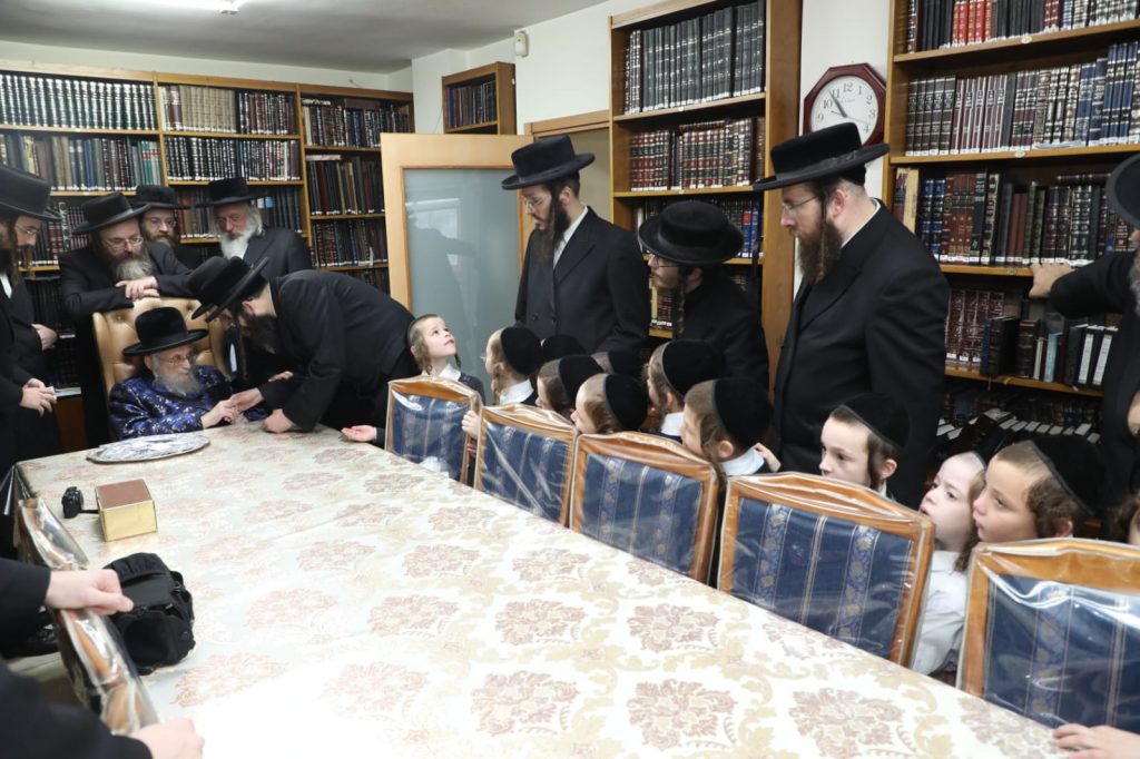 ילדי ת"ת סאטמר קיבלו דמי חנוכה מהגאב"ד