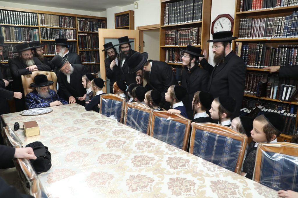 ילדי ת"ת סאטמר קיבלו דמי חנוכה מהגאב"ד