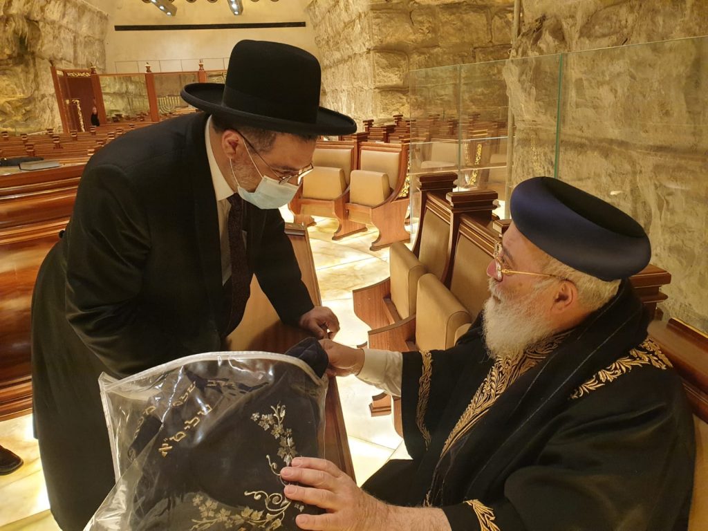 תיעוד: גדולי המקובלים בתפילה לעצירת המגיפה סמוך לקודש הקדשים