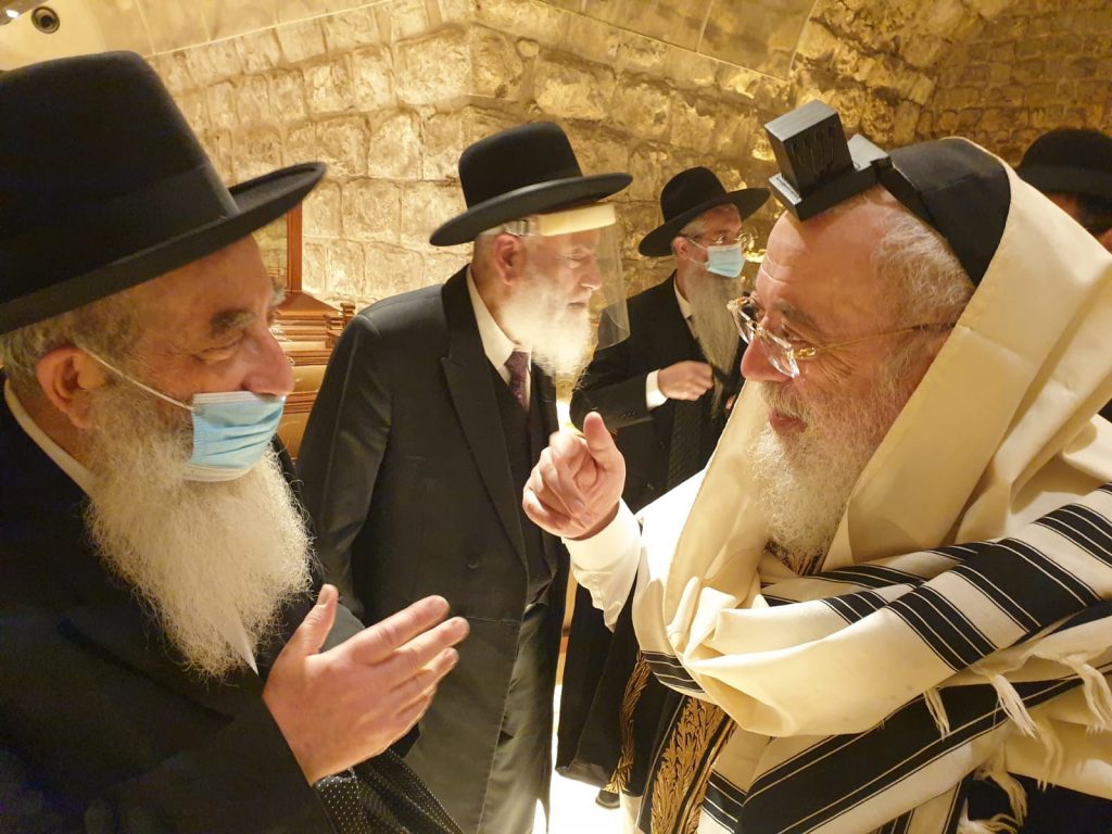 תיעוד: גדולי המקובלים בתפילה לעצירת המגיפה סמוך לקודש הקדשים