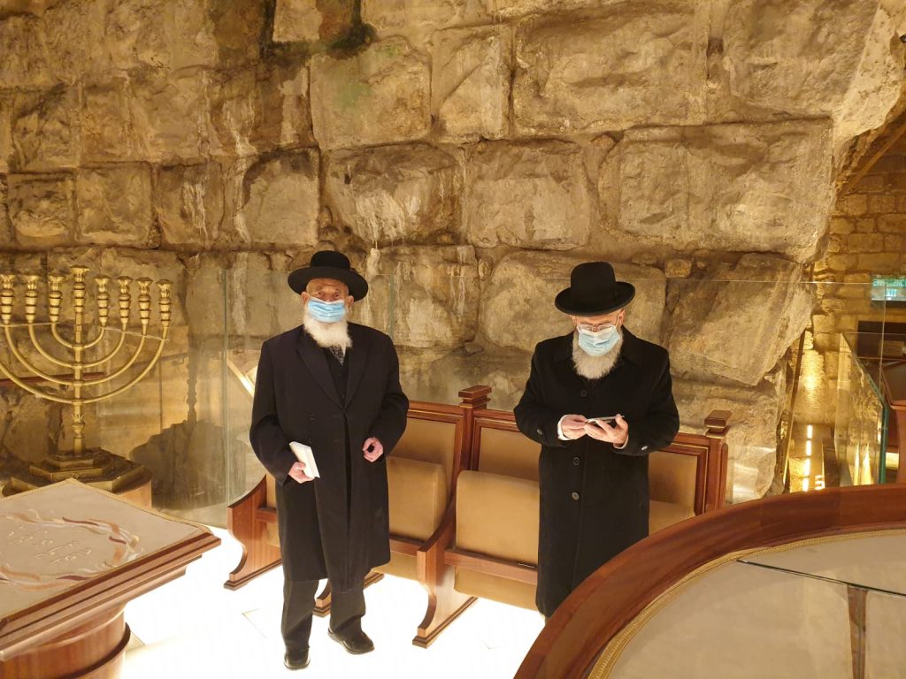 תיעוד: גדולי המקובלים בתפילה לעצירת המגיפה סמוך לקודש הקדשים