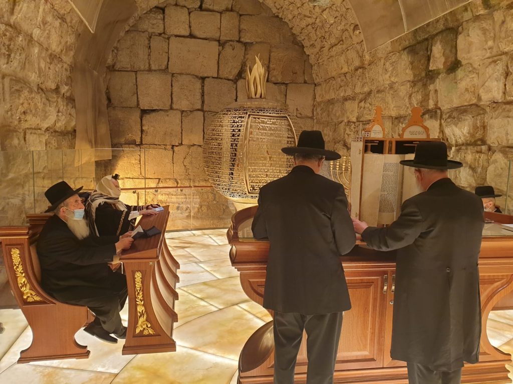 תיעוד: גדולי המקובלים בתפילה לעצירת המגיפה סמוך לקודש הקדשים