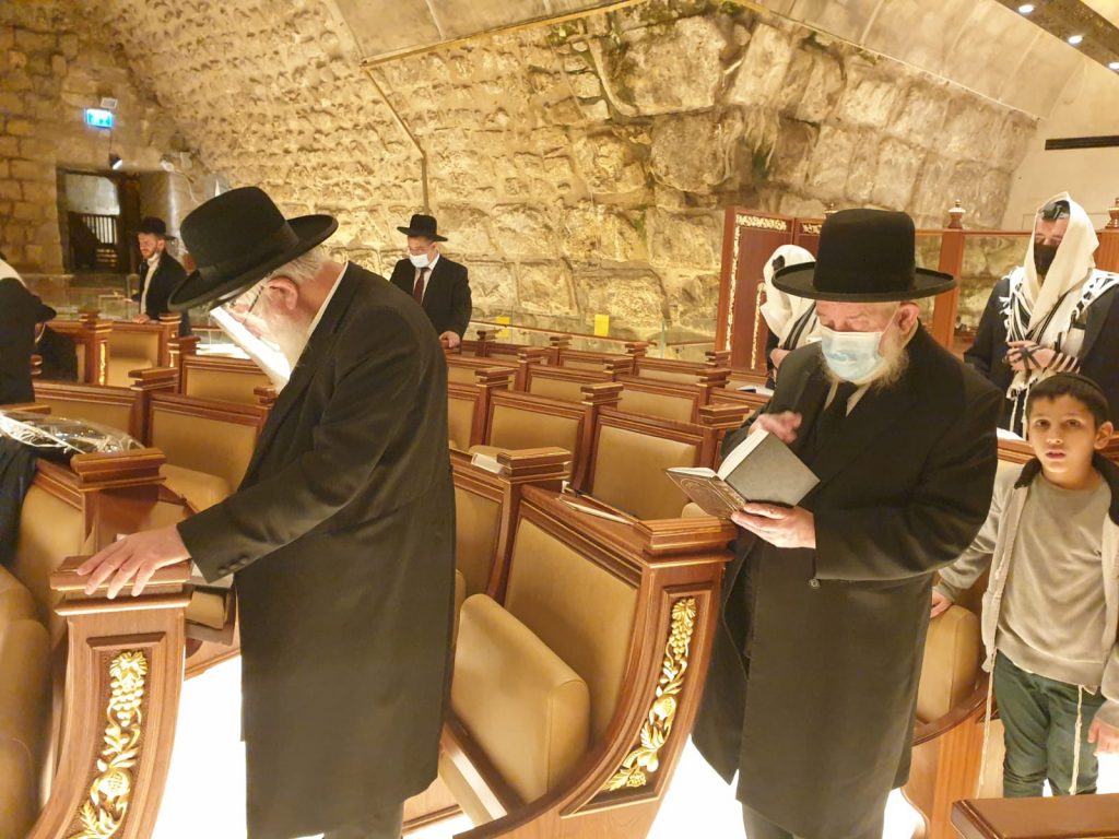 תיעוד: גדולי המקובלים בתפילה לעצירת המגיפה סמוך לקודש הקדשים