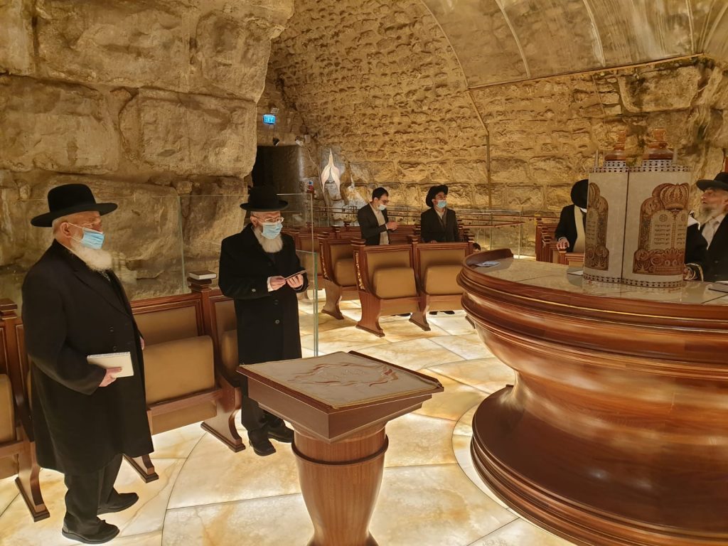 תיעוד: גדולי המקובלים בתפילה לעצירת המגיפה סמוך לקודש הקדשים