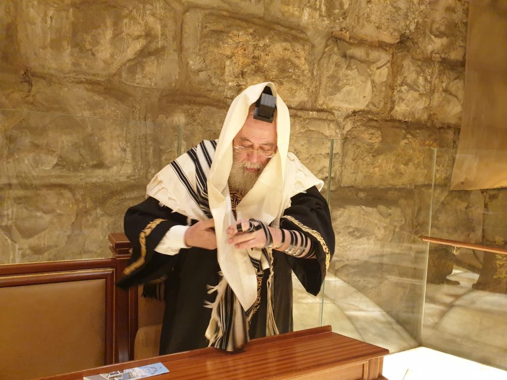 תיעוד: גדולי המקובלים בתפילה לעצירת המגיפה סמוך לקודש הקדשים