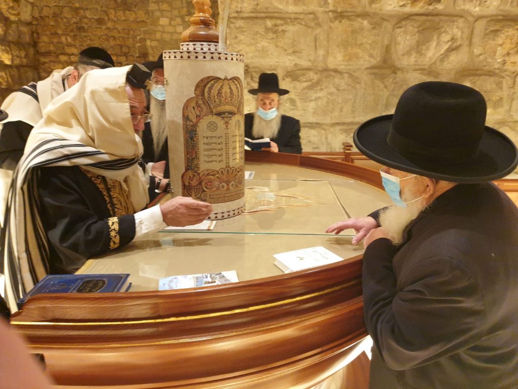 תיעוד: גדולי המקובלים בתפילה לעצירת המגיפה סמוך לקודש הקדשים