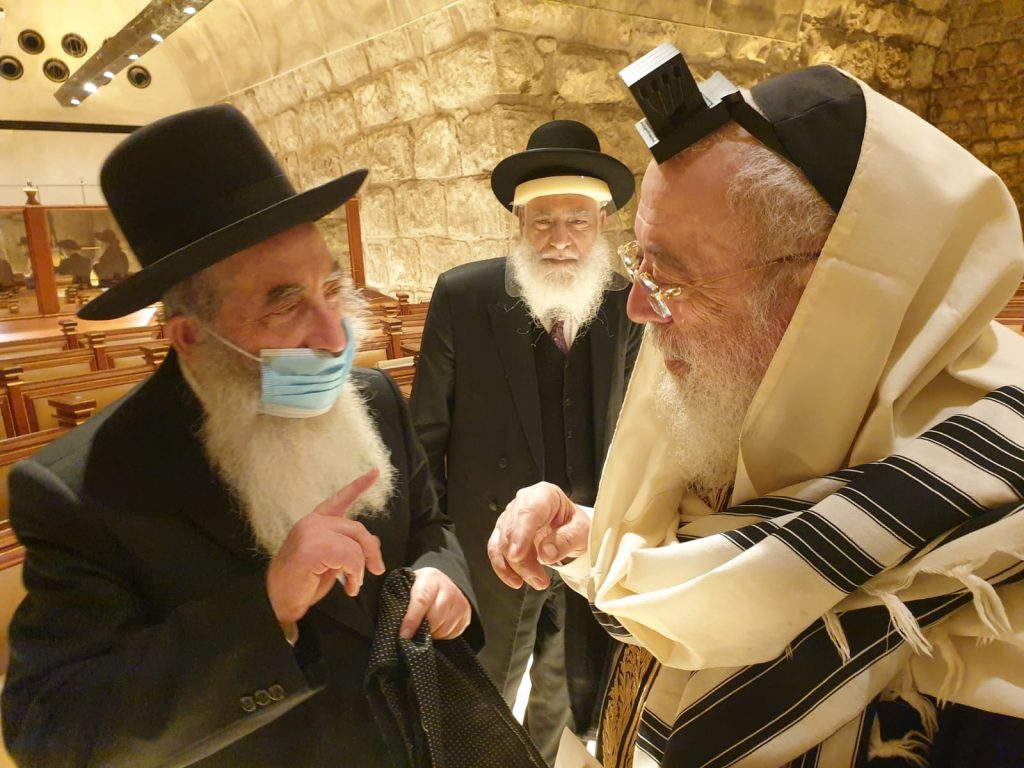 תיעוד: גדולי המקובלים בתפילה לעצירת המגיפה סמוך לקודש הקדשים