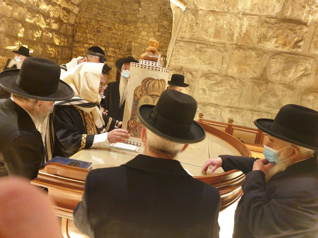 תיעוד: גדולי המקובלים בתפילה לעצירת המגיפה סמוך לקודש הקדשים