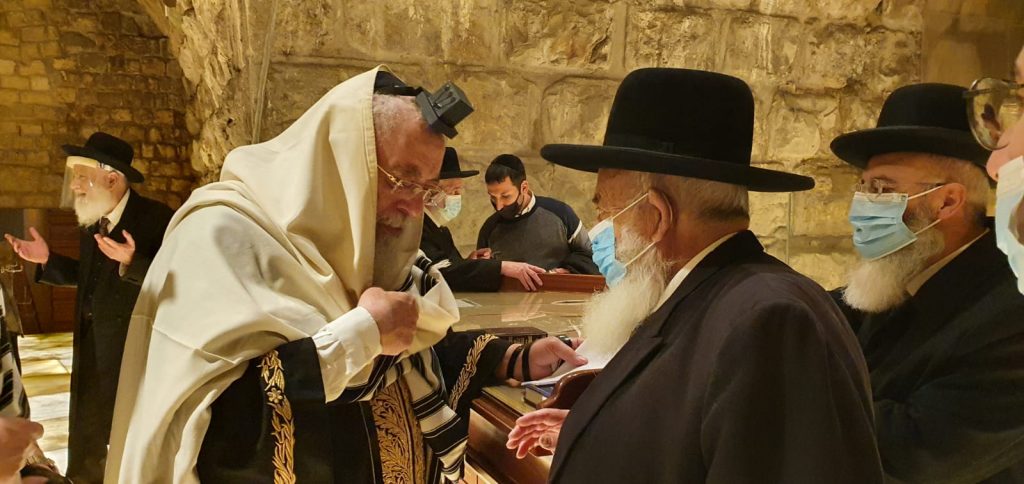 תיעוד: גדולי המקובלים בתפילה לעצירת המגיפה סמוך לקודש הקדשים