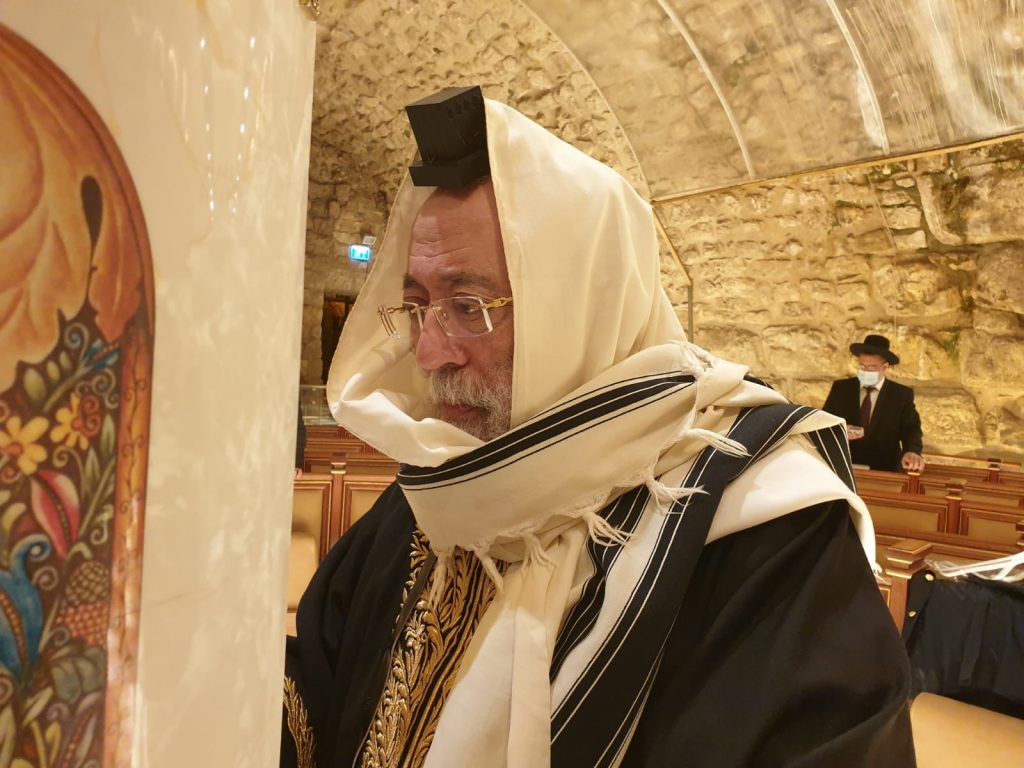 תיעוד: גדולי המקובלים בתפילה לעצירת המגיפה סמוך לקודש הקדשים