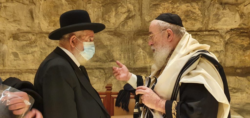 תיעוד: גדולי המקובלים בתפילה לעצירת המגיפה סמוך לקודש הקדשים