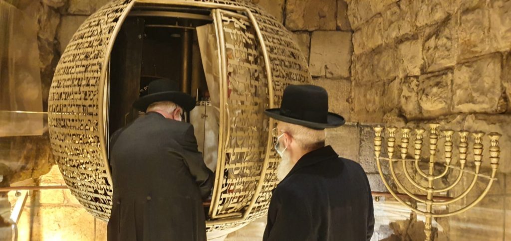 תיעוד: גדולי המקובלים בתפילה לעצירת המגיפה סמוך לקודש הקדשים