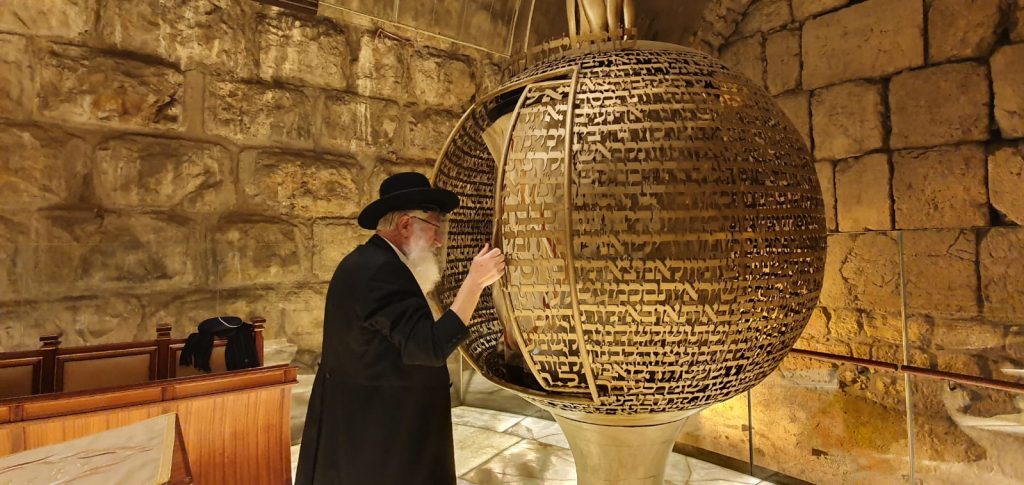 תיעוד: גדולי המקובלים בתפילה לעצירת המגיפה סמוך לקודש הקדשים