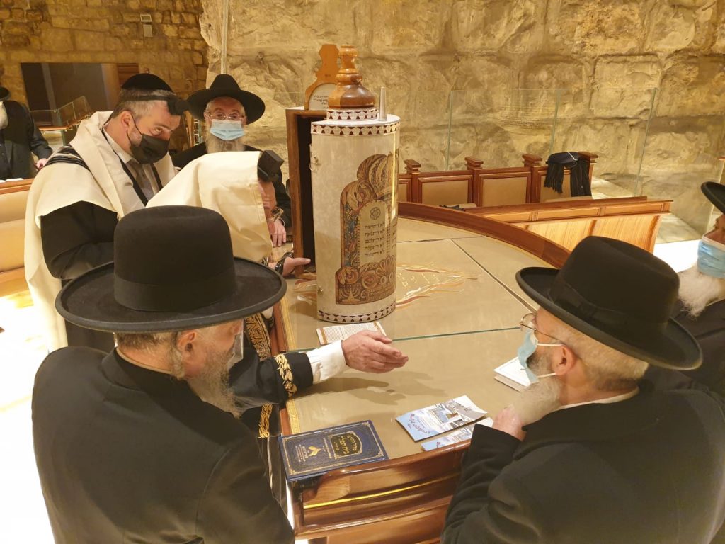 תיעוד: גדולי המקובלים בתפילה לעצירת המגיפה סמוך לקודש הקדשים