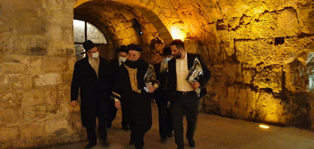 תיעוד: גדולי המקובלים בתפילה לעצירת המגיפה סמוך לקודש הקדשים