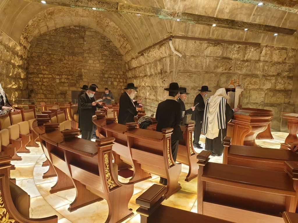 תיעוד: גדולי המקובלים בתפילה לעצירת המגיפה סמוך לקודש הקדשים