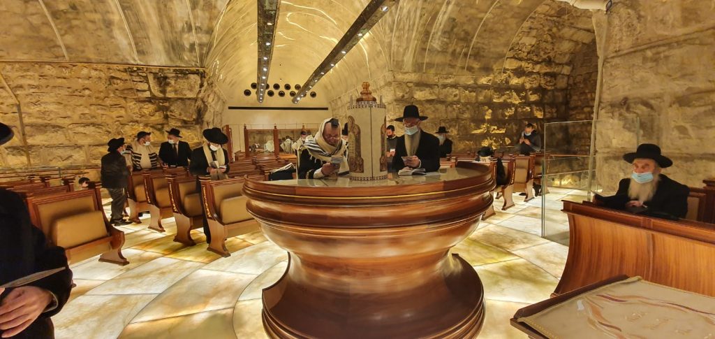 תיעוד: גדולי המקובלים בתפילה לעצירת המגיפה סמוך לקודש הקדשים