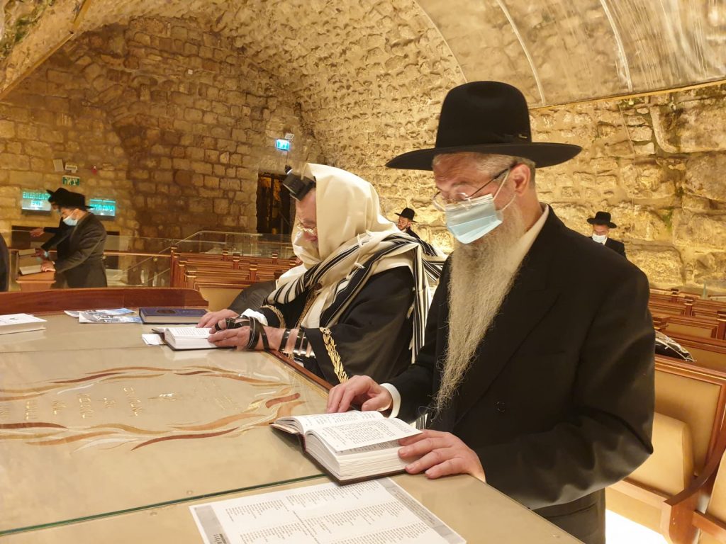 תיעוד: גדולי המקובלים בתפילה לעצירת המגיפה סמוך לקודש הקדשים