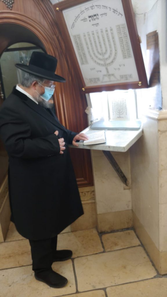 רגע לפני הסגר: חבר המועצת ורבה של באר שבע זעקו בתפילה בציון רשב"י על כלל ישראל רגע לפני הסגר: חבר המועצת ורבה של באר שבע זעקו בתפילה בציון רשב"י על כלל ישראל