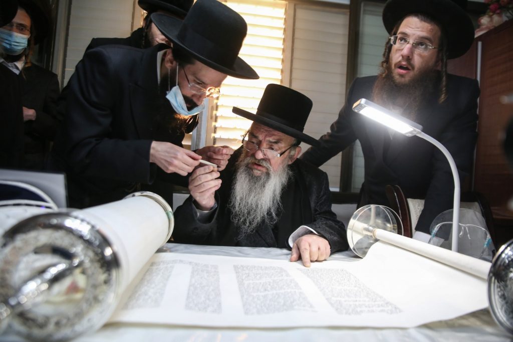 תיעוד: הכנסת ספר תורה לביהמ"ד לעלוב בצפת