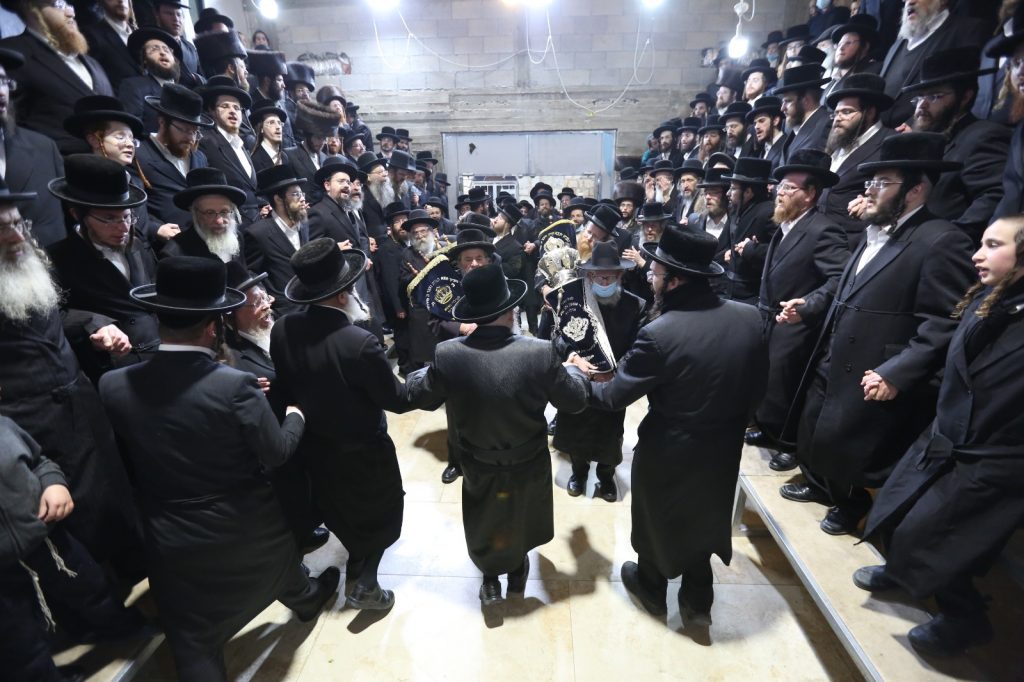 תיעוד: הכנסת ספר תורה לביהמ"ד לעלוב בצפת