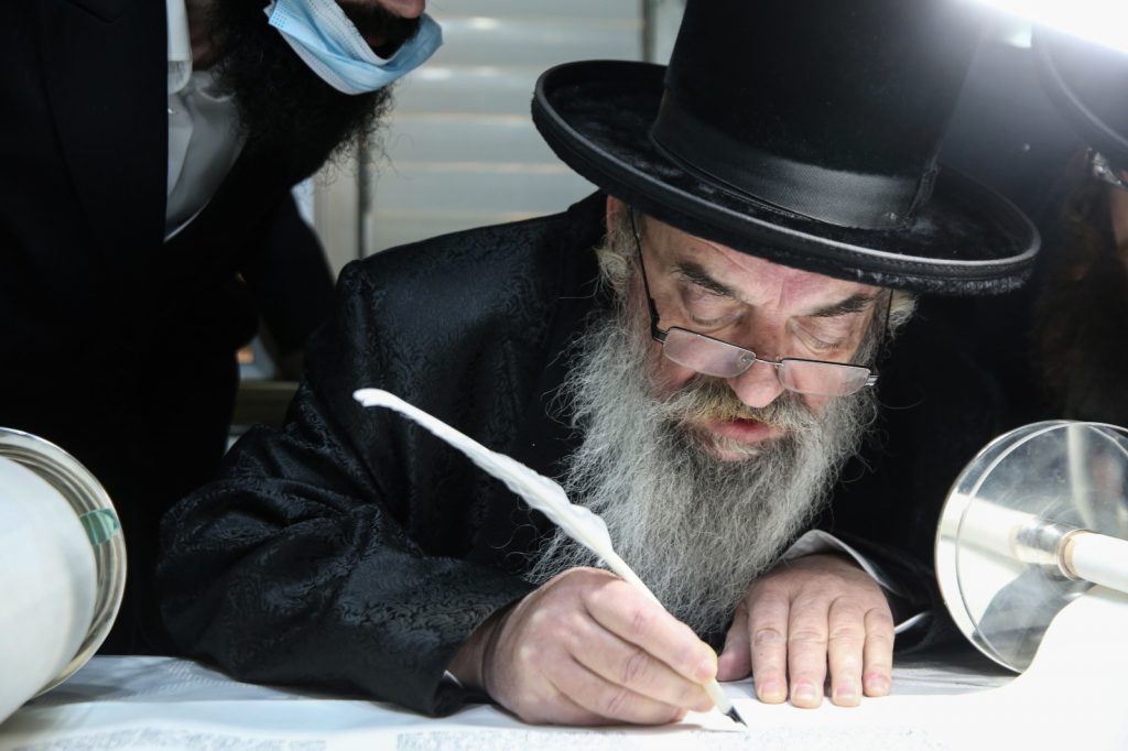 תיעוד: הכנסת ספר תורה לביהמ"ד לעלוב בצפת