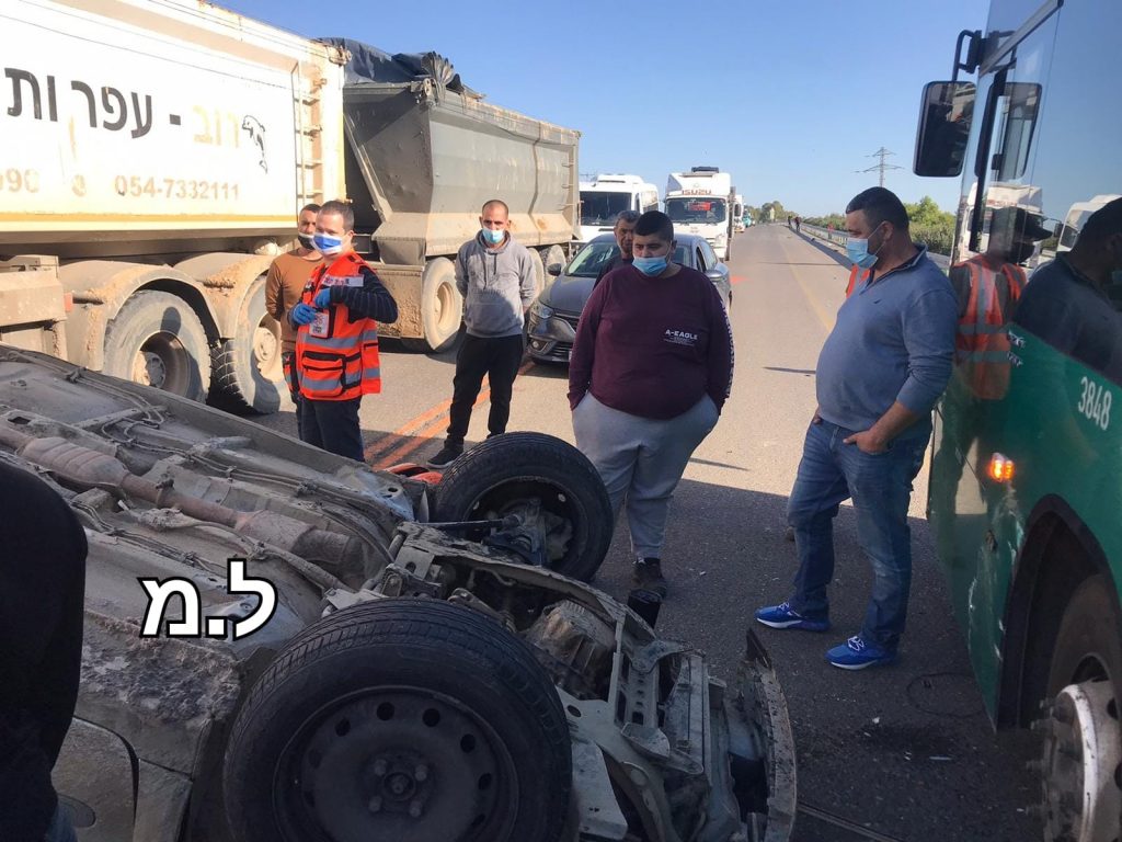 צפו בתיעוד ממצלמת הדרך: איבד שליטה והתהפך, שלושה נפצעו