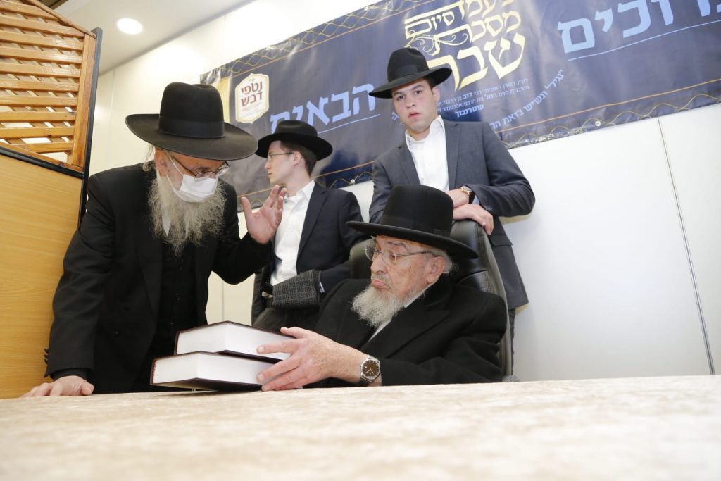 צפו: הגרב"מ אזרחי חיזק את אברכי כולל 'נטפי דבש'