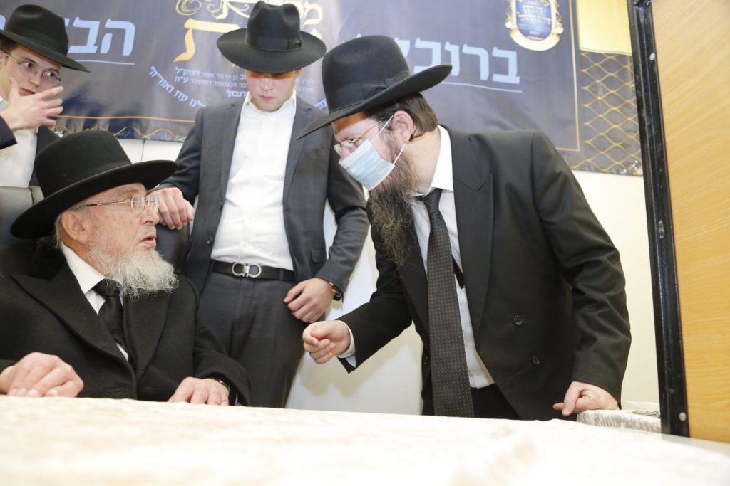 צפו: הגרב"מ אזרחי חיזק את אברכי כולל 'נטפי דבש'