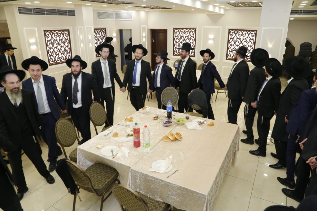 צפו: הגרב"מ אזרחי חיזק את אברכי כולל 'נטפי דבש'