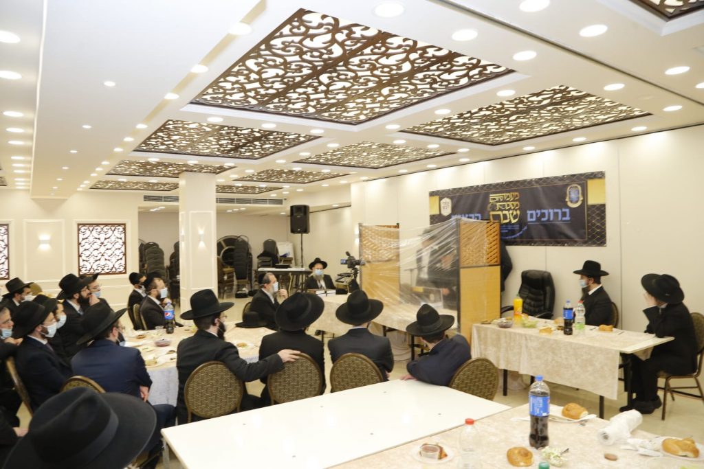 צפו: הגרב"מ אזרחי חיזק את אברכי כולל 'נטפי דבש'