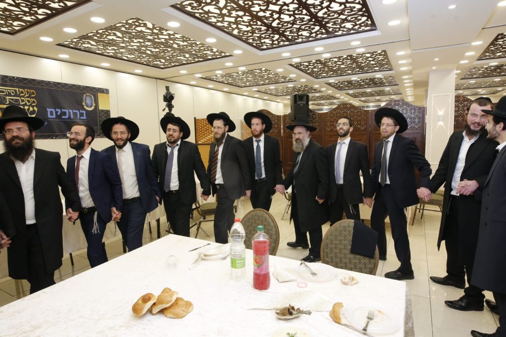 צפו: הגרב"מ אזרחי חיזק את אברכי כולל 'נטפי דבש'