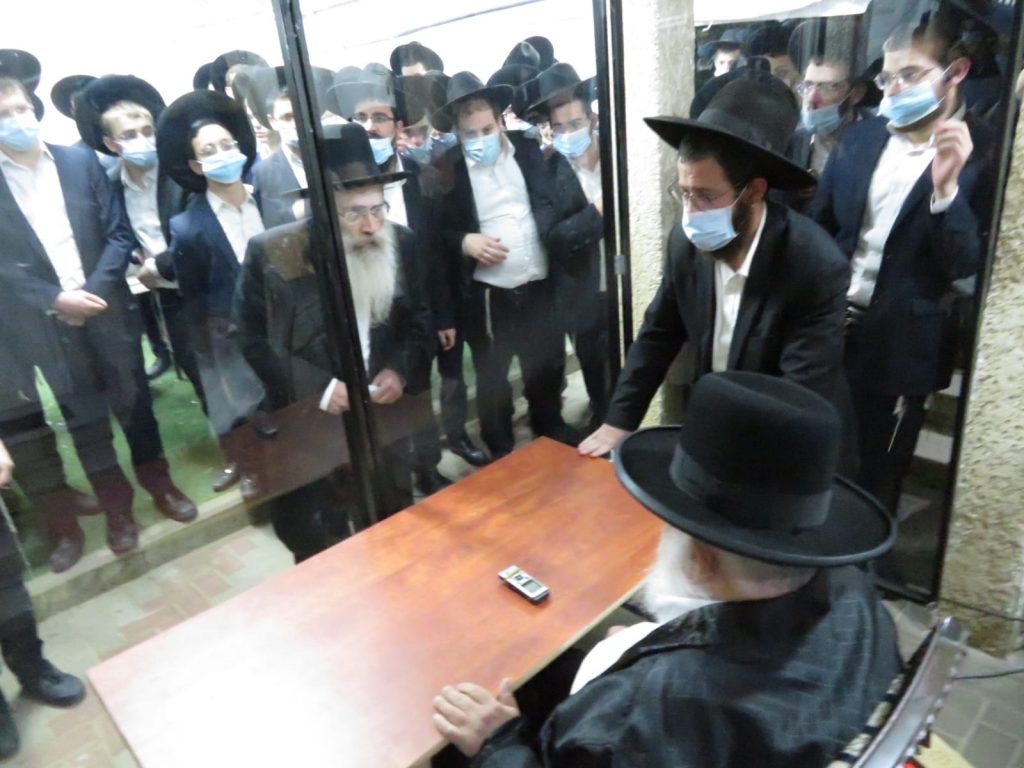 תיעוד מאוהל השבעה של הגרב"ד פוברסקי תיעוד מאוהל השבעה של הגרב"ד פוברסקי