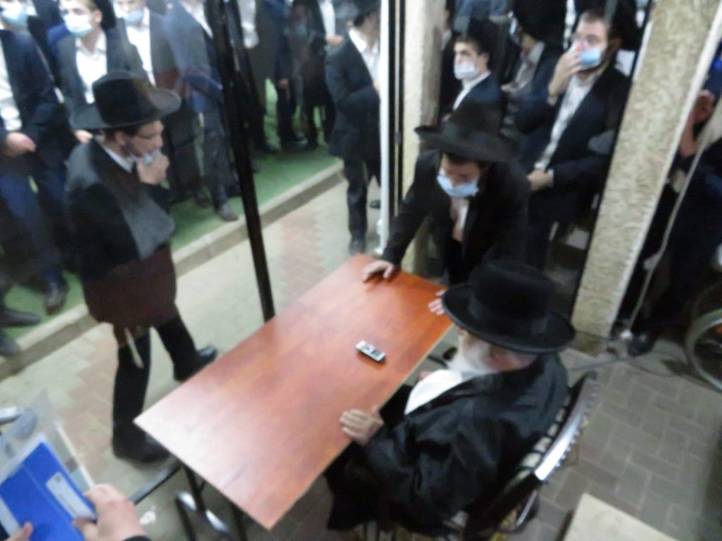 תיעוד מאוהל השבעה של הגרב"ד פוברסקי תיעוד מאוהל השבעה של הגרב"ד פוברסקי