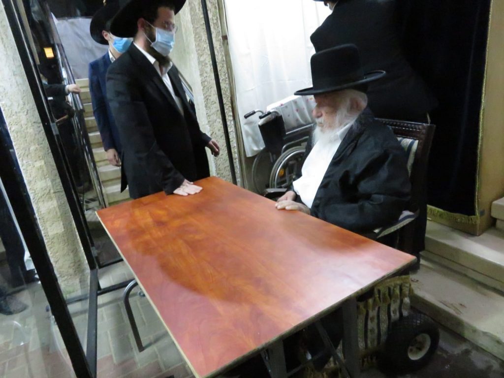 תיעוד מאוהל השבעה של הגרב"ד פוברסקי תיעוד מאוהל השבעה של הגרב"ד פוברסקי