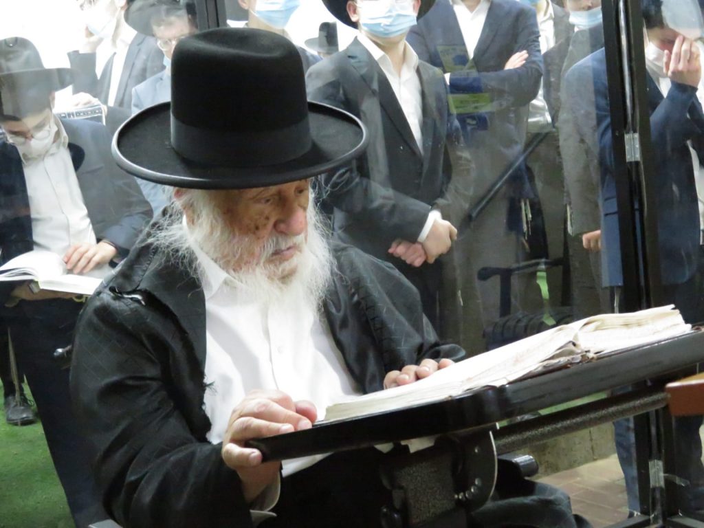 תיעוד מאוהל השבעה של הגרב"ד פוברסקי תיעוד מאוהל השבעה של הגרב"ד פוברסקי