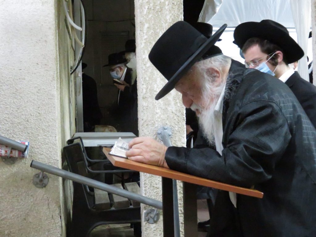 תיעוד מאוהל השבעה של הגרב"ד פוברסקי תיעוד מאוהל השבעה של הגרב"ד פוברסקי