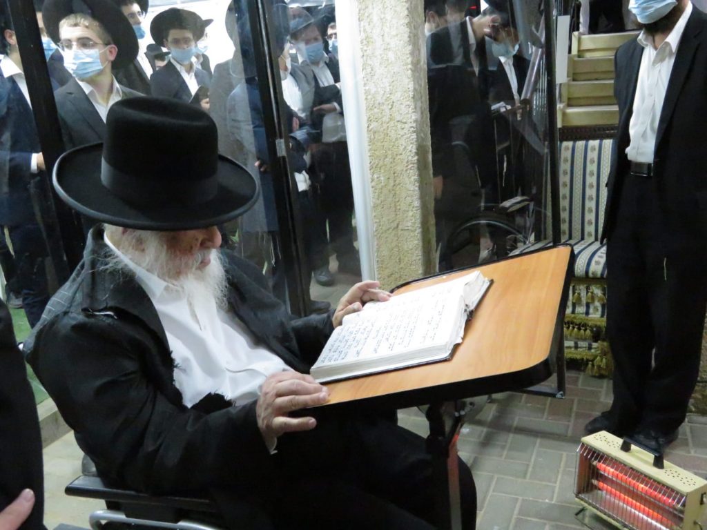 תיעוד מאוהל השבעה של הגרב"ד פוברסקי תיעוד מאוהל השבעה של הגרב"ד פוברסקי