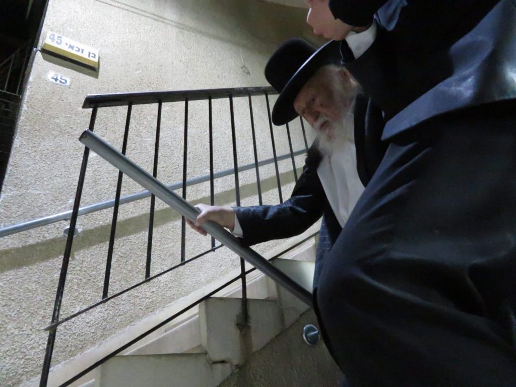 תיעוד מאוהל השבעה של הגרב"ד פוברסקי תיעוד מאוהל השבעה של הגרב"ד פוברסקי