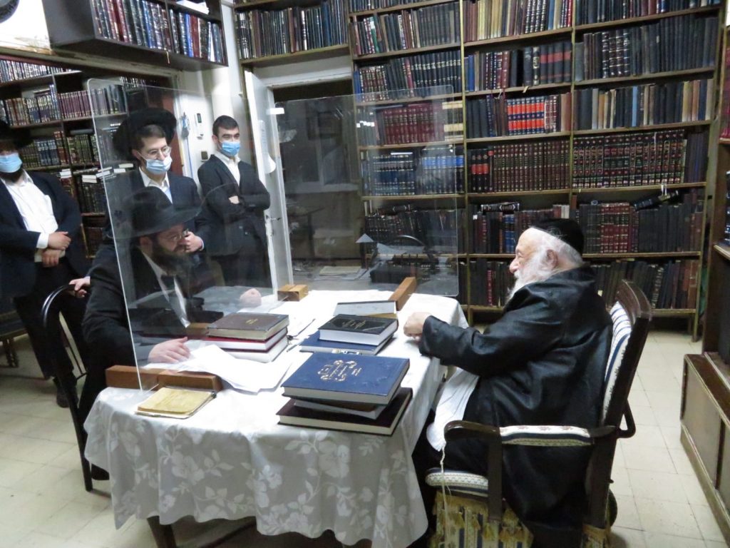 תיעוד מאוהל השבעה של הגרב"ד פוברסקי תיעוד מאוהל השבעה של הגרב"ד פוברסקי