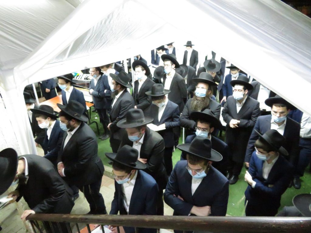 תיעוד מאוהל השבעה של הגרב"ד פוברסקי תיעוד מאוהל השבעה של הגרב"ד פוברסקי