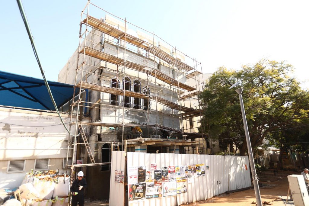 בבית נשיא המועצת: מעמד כתיבת אותיות בס"ת לבית המדרש 'היכל מרן" • צפו