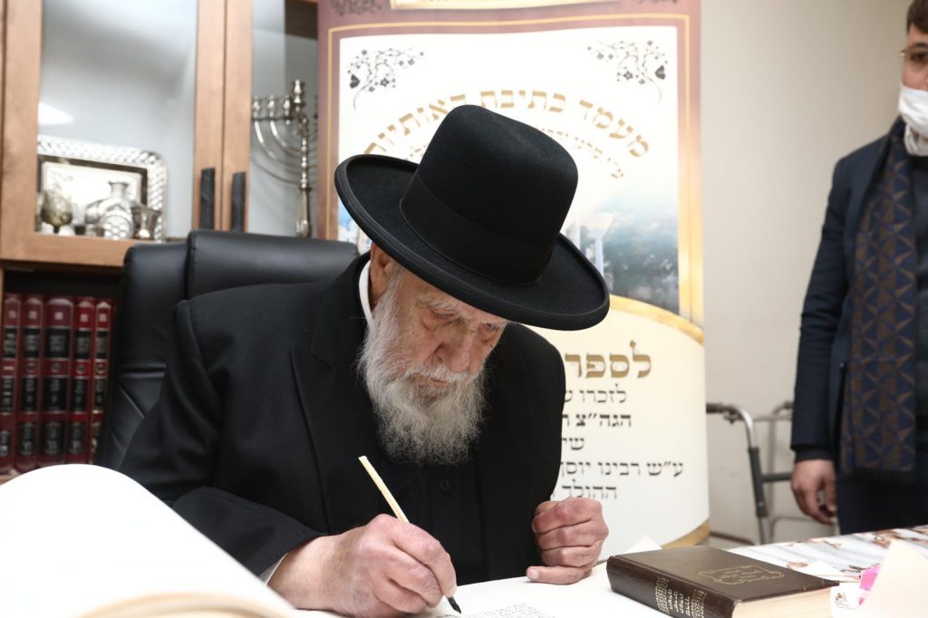 בבית נשיא המועצת: מעמד כתיבת אותיות בס"ת לבית המדרש 'היכל מרן" • צפו