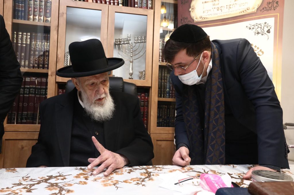 בבית נשיא המועצת: מעמד כתיבת אותיות בס"ת לבית המדרש 'היכל מרן" • צפו