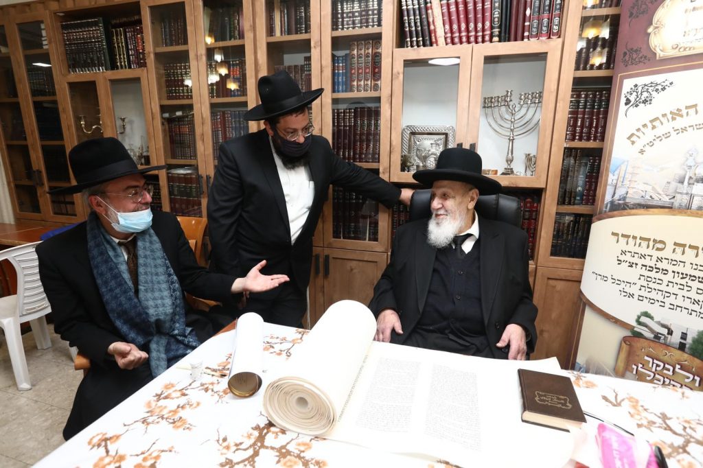 בבית נשיא המועצת: מעמד כתיבת אותיות בס"ת לבית המדרש 'היכל מרן" • צפו