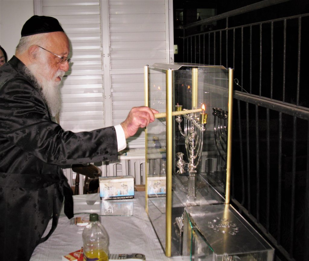 תמונות נדירות: גדו"י זצוק"ל ושיבדלחט"א בהדלקת נרות חנוכה
