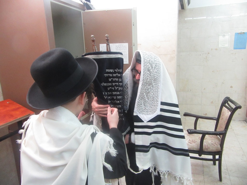 האדמו"ר מסקולען חיזק את הבחורים הצעירים