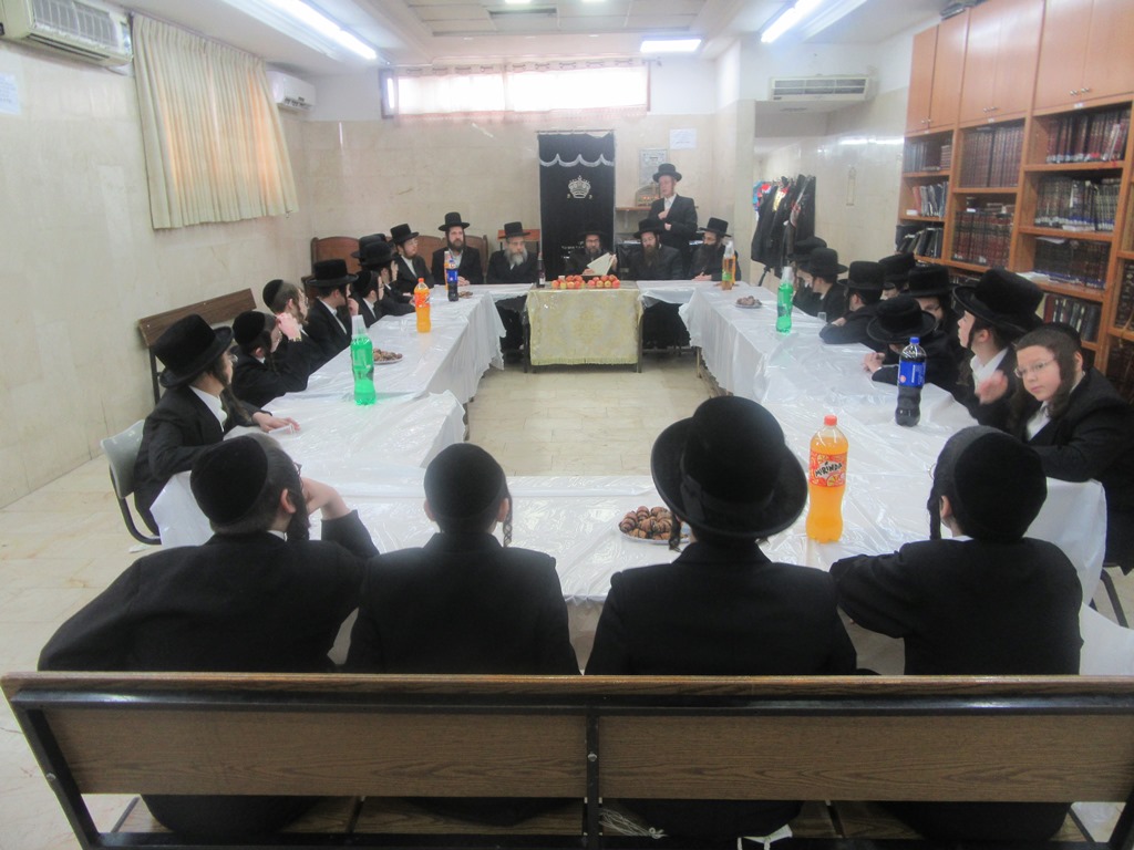 האדמו"ר מסקולען חיזק את הבחורים הצעירים