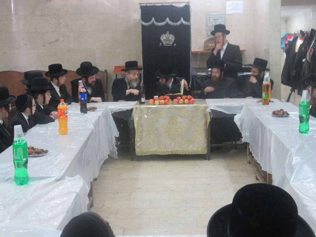 האדמו"ר מסקולען חיזק את הבחורים הצעירים