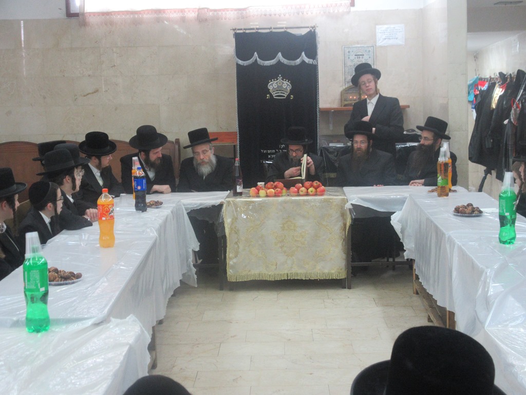 האדמו"ר מסקולען חיזק את הבחורים הצעירים